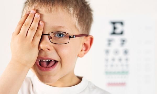 تنبلی چشم در بچه ها چیست و چگونه درمان می شود؟