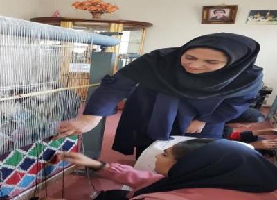 مهارت آموزی دختران عشایر استان قزوین در گلیم بافی